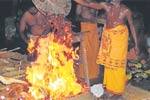 பிரத்யங்கரா கோவிலில் மிளகாய் வற்றல் யாகம்!