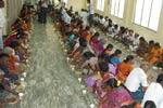 கோவிலில் மண்சோறு சாப்பிட்டு வேண்டுதல்!