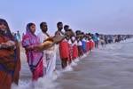 மெரீனாவில் வடமாநிலத்தவர்கள் கொண்டாடிய ’சாத்’ பூஜை!