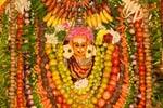 காய், கனி அலங்காரத்தில் முத்தாலம்மன் அருள்பாலிப்பு!
