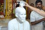 ஷீரடி சாய்பாபா கோவிலில் பாலாபிஷேகம்!
