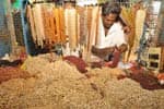 சபரிமலை சீசன்: வேட்டி, மாலை விற்பனை ‘ஜோர்’!