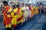 பாரியூரில் குண்டம் தேர்த்திருவிழா: ஆயிரக்கணக்கானோர் பூமிதித்து நேர்ச்சை!