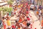 கத்தி போட்டு ஆட்டம்: கோவில் விழாவில் வினோதம்