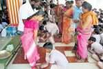 பொதுத் தேர்வு எழுதும் மாணவர்கள் பெற்றோர்களுக்கு பாதபூஜை நிகழ்ச்சி!