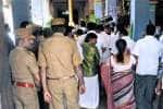 கோவிலுக்குள் ஷூ அணிந்து சென்ற வனத்துறையினர்: பக்தர்கள் அதிருப்தி!