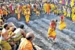 நத்தம் மாரியம்மன் கோயிலில் பூக்குழி இறங்கிய பக்தர்கள்!