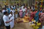 பூட்டு முனியப்பன் கோவிலை இடிக்க வந்த அதிகாரிகள்: காலில் விழுந்து மறித்த பக்தர்கள்!