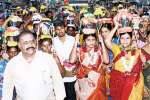 பக்தர்கள் பால்குடம் எடுத்து கிரிவலம்!
