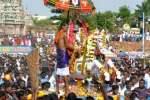 மானாமதுரையில் வெண்பட்டு உடுத்தி ஆற்றில் இறங்கிய வீர அழகர்!