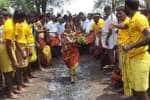 கரியகாளியம்மன் கோவில் விழா: குண்டத்தில் தீ மிதித்த பக்தர்கள்