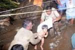 சதுரகிரி மலையில் காட்டாற்று வெள்ளம்: மரக்கிளையில் தொங்கி உயிர்பிழைத்த பக்தர்கள்!