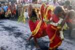 மண்டுகாளியம்மன் கோவில் விழா: பூக்குழி இறங்கி நேர்த்திக்கடன்!