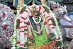 ஆடி முளைக்கொட்டு திருவிழா: மீனாட்சி அம்மனுக்கு அலங்காரம்!