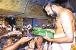 வரிசையில் நின்று பிரசாதம் வாங்குங்க!