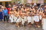சபரிமலையில் தங்க கொடிமரம் அமைப்பதற்கான தேக்கு மரம் பம்பை வந்தது!