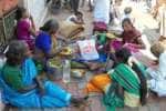 ராமேஸ்வரத்தில் சாலையோரங்களில் ஓய்வெடுக்கும் பக்தர்கள்!