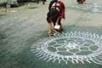 மாலை நேரத்திலும் வீட்டு வாசல் தெளித்து கோலம் இடுவது சரியா?