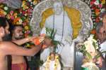 சாயிபாபா சிலைக்கு சிறப்பு அபிஷேகம்