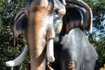 குருவாயூர் கிருஷ்ணன் கோவிலில் மின்னும் யானை சிலை!