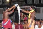 கைலாசநாதர் கோவிலில் வேலுக்கு அபிஷேகம்!