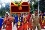 ஐயப்பனின் தங்க அங்கியை சுமக்கும் தமிழக பக்தர்!