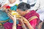 எண்ணெய் குடித்து நேர்த்திக்கடன்: வினோத வேண்டுதல்!
