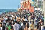 ராமேஸ்வரம் அக்னி தீர்த்த கடலில்  பக்தர்கள் புனித நீராடல்!