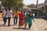 சங்கமேஸ்வரர் கோவிலில் விரிப்பு: போடாததால் பக்தர்கள் தவிப்பு