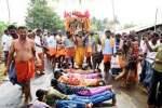தரையில் படுத்து பண்ணாரி அம்மனுக்கு வழிபாடு