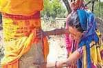முஸ்லிம்கள் பராமரிக்கும் மரத்துக்கு ஹிந்துக்கள் பூஜை!