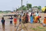 கரூர் மாரியம்மன் கோவில் திருவிழா: பக்தர்கள் நீராட செயற்கை நீரூற்று