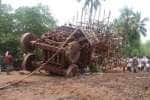 திருவாரூர் திருக்கரவாசலில் சேற்றில் தேர் சிக்கி தேர் கவிழ்ந்தது!