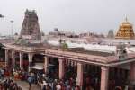 பழநியில் குவிந்த பக்தர்கள் 3 மணி நேரம் காத்திருப்பு