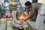திருநள்ளார் கோவிலில் சிறப்பு அபிஷேகம்