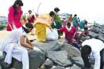 சத்ய சாயி சேவா சமிதி சார்பில் கடற்கரையில் தீவிர துப்புரவு பணி