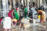 திருக்கழுக்குன்றத்தில் பக்தர்கள் உழவாரப்பணி