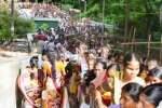 ஆடி அமாவாசை: அழகர்கோவிலில் தீர்த்தமாட பல மணி நேரம் காத்திருந்த பக்தர்கள்!