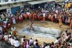 மாரியம்மன் கோவிலில் தீ மிதி திருவிழா கோலாகலம்