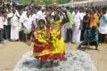 ஆடி கடைசி வெள்ளி: திருவாடானை மகாலிங்கமூர்த்தி கோயிலில் பூக்குழி இறங்கிய  பக்தர்கள்!