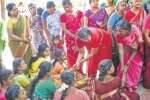 வத்திராயிருப்பு வரலட்சுமி விரதத்தில் வளைகாப்பு வழிபாடு