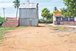 திருமோகூர் சக்கரத்தாழ்வார் கோயில் தேரோட்டம்: மண் சாலையில் தேர் வடம் பிடிக்க சிரமம்!