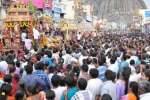 நவராத்திரி நிறைவு விழாவில் உற்சவர்கள் தேரில் வீதி உலா
