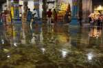 விஸ்வேஸ்வரசுவாமி கோவிலில் மழை நீர்: நிர்வாகம் அலட்சியம்