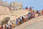 ஆங்கில புத்தாண்டு கோலாகலம்: மலைக்கோட்டையில் குவிந்த மக்கள்