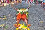 முத்துமாரியம்மன் கோயிலில் முள் படுக்கையில் பெண் சாமியார்