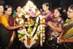 தை வெள்ளி: முக்தீஸ்வரர் கோயிலில் மாணவிகள் திருவிளக்கு வழிபாடு!