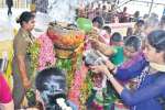 கோவை கோனியம்மன் தேர்த்திருவிழா: கம்பத்தில் தண்ணீர் ஊற்றி பெண்கள் வழிபாடு