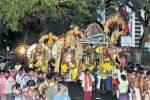 பொள்ளாச்சி மாரியம்மன் கோவில் திருவிழாவில் பக்தர்கள் பறவைக்காவடி