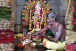 மாரியம்மன் கோவிலில் பச்சை தண்ணீரில் விளக்கு எரியும் அதிசயம்!